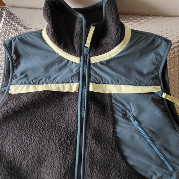 Free People Movement Hit the Slopes Cropped Fleec sz-M nwot Vest 2 front pockets - Picture 3 of 6